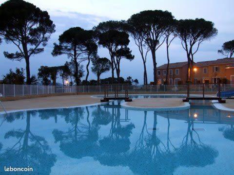 קאלביסון Maison Climatisee Avec Piscine Chauffee מראה חיצוני תמונה